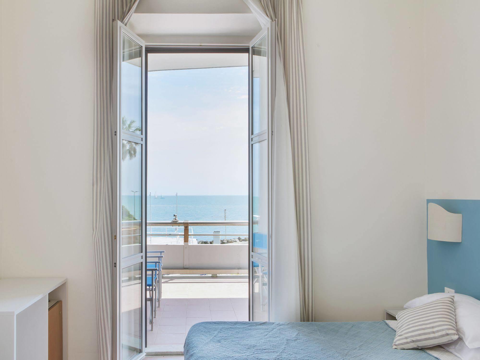 Hotel Riviera Anzio Buitenkant foto